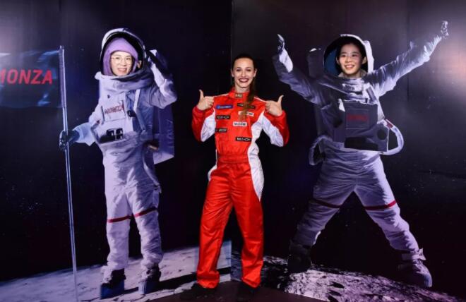 臉部鏤空人形合影互動(dòng)